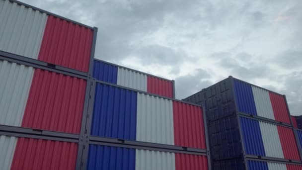 A Franciaország lobogója alatt közlekedő konténerek a konténerterminálnál találhatók. Franciaország export- vagy importkoncepciója. - Felvétel, videó