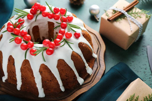 Деревянная доска с вкусным рождественским тортом на столе, крупным планом - Фото, изображение