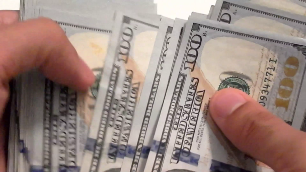 Contando un montón de billetes de cien dólares
 - Imágenes, Vídeo