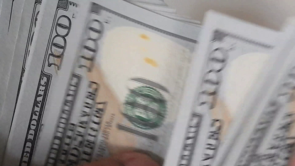 Počítání hodně 100 dolarové bankovky - Záběry, video