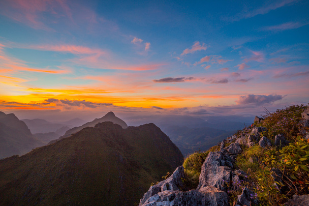 zonsondergang achter bergen - Foto, afbeelding