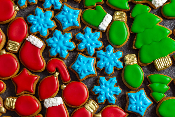 Χριστουγεννιάτικα μπισκότα με κόκκινο μπλε και πράσινο κερασάκι - Φωτογραφία, εικόνα