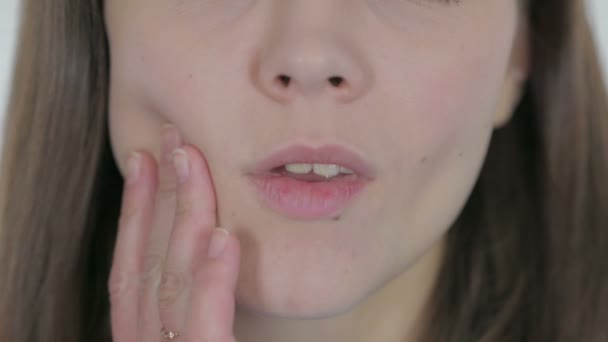 歯痛を持つカジュアルな女性の顔を閉じる - 映像、動画