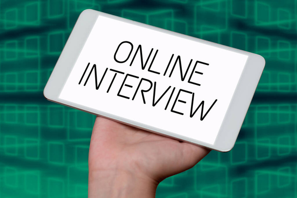 Bildunterschrift: Online-Interview, Geschäftsübersichtsmethode mittels computervermittelter Kommunikation - Foto, Bild