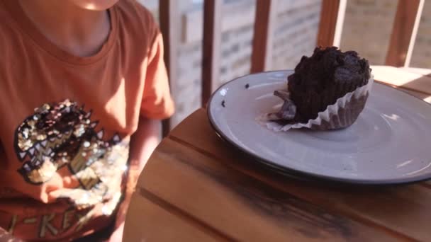 Jeune garçon manger cupcake
 - Séquence, vidéo