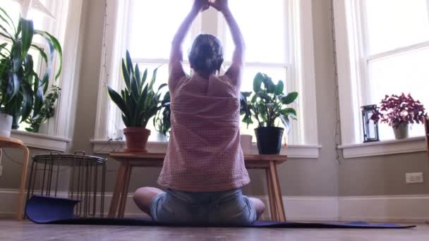 Jeune femme à l'intérieur pratiquant yoga bien-être mode de vie sain stress mundfullnes  - Séquence, vidéo