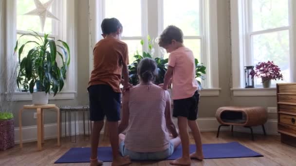 Dos hijos hijos hermanos estilo de vida molestan a su madre en casa meditación interior yoga fatiga exceso de trabajo perspectiva de género madre soltera divertida escena - Imágenes, Vídeo