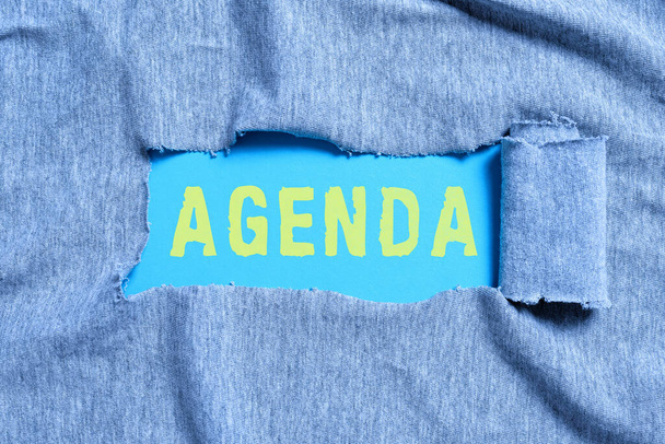 Ispirazione che mostra il segno Agenda, Business concept list delle attività di riunione nell'ordine in cui devono essere riprese - Foto, immagini