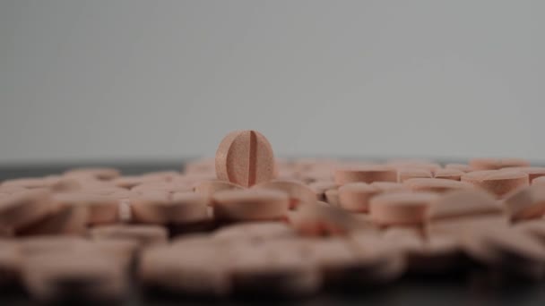 Comprimés médicaux rotatifs. Des pilules roses. Images 4k de haute qualité - Séquence, vidéo
