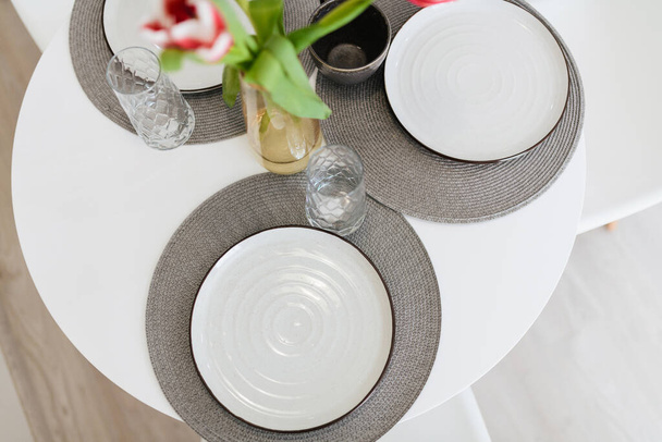 uusi valkoinen pöytä ja tuolit ruokailuun keittiössä uudessa talossa - Valokuva, kuva
