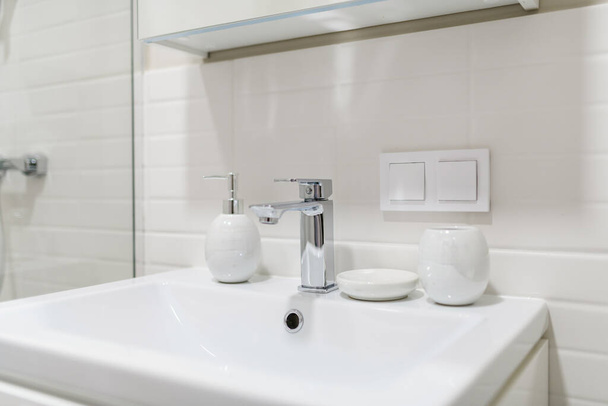 a new white sink in a bright bathroom - Фото, зображення