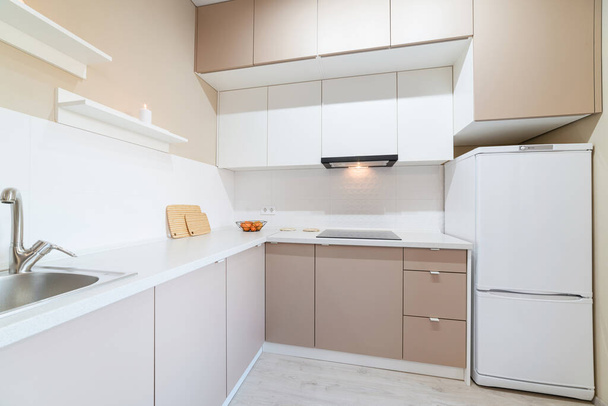 uusi keittiö-studio valoisa huonekalut talossa - Valokuva, kuva