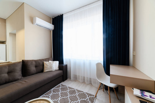 design de interiores elegante e moderno de um quarto com uma grande janela e mobiliário - Foto, Imagem