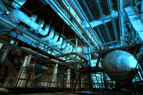 Equipos, cables y tuberías como se encuentran en el interior de powe industrial
 - Foto, imagen