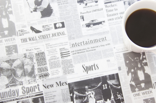 Espresso koffie op krant patroon - Foto, afbeelding