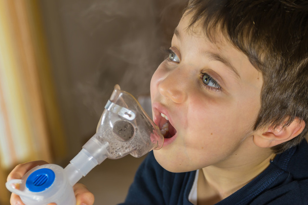 Hengityselimiä käyttävä lapsi, inhalaatiohoito
 - Valokuva, kuva