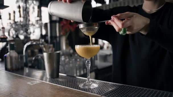 El proceso de crear un hermoso cóctel de alcohol en el bar del restaurante - Metraje, vídeo