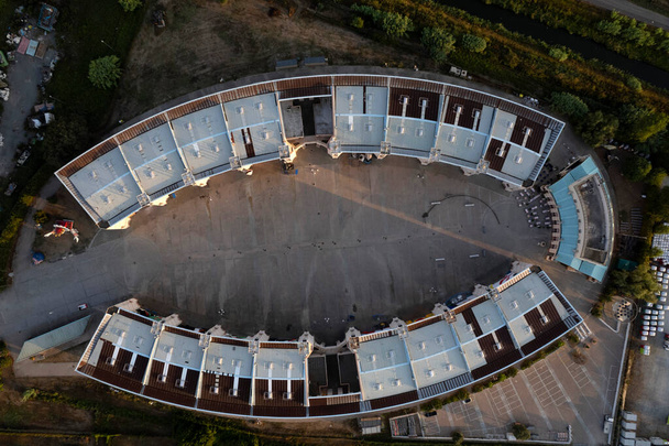 Εναέρια φωτογραφική τεκμηρίωση της Καρναβαλικής Ακρόπολης όπου είναι χτισμένα τα μεγαλύτερα αλληγορικά άρματα στον κόσμο  - Φωτογραφία, εικόνα