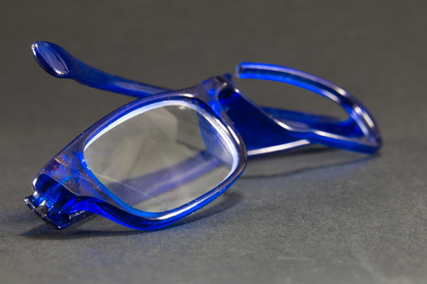 μπλε σπασμένα γυαλιά σε μαύρο φόντο - Φωτογραφία, εικόνα