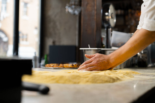 Restaurantfachmann bereitet Pizza zu, knetet Teig, mehlt ihn. Kochen Delicious Organic Food. Zeitlupenkino - Foto, Bild