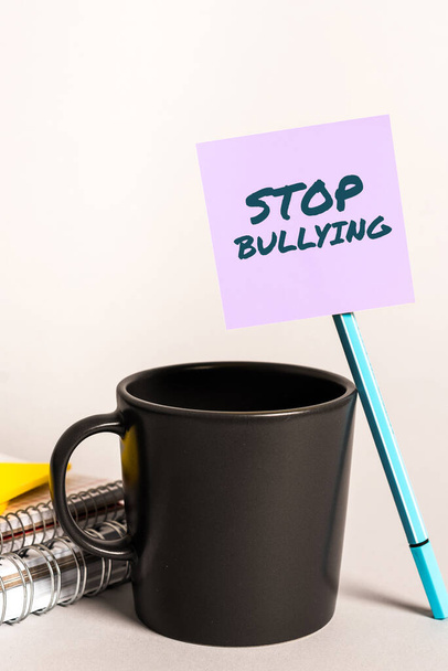 Texto de escritura a mano Stop Bullying, escaparate de negocios Lucha y elimina este comportamiento agresivo inaceptable - Foto, Imagen