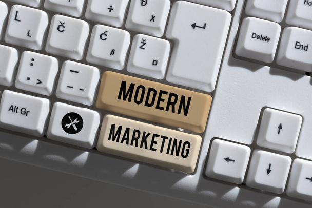 Εννοιολογική λεζάντα Modern Marketing, Word Γράφτηκε σε μεθοδολογία που συνδέει τα εμπορικά σήματα με τον πραγματικό πελάτη - Φωτογραφία, εικόνα