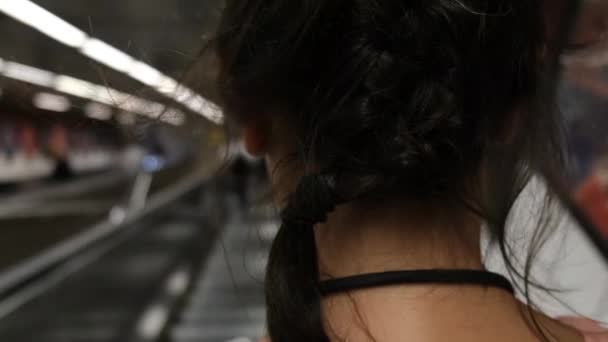 Junge Frau mit Rucksack in U-Bahn. - Filmmaterial, Video