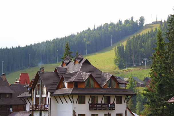 Багатоповерховий дах великого приватного будинку в заміському селі в горах
 - Фото, зображення