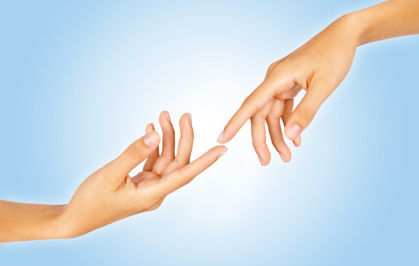 Fingerspitzen reichen sich gegenseitig die Hand, Nahaufnahme - Foto, Bild