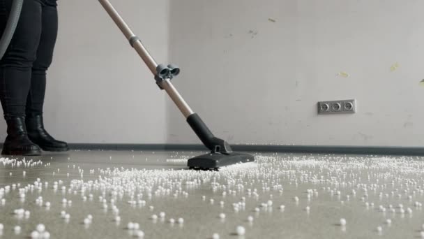 Снимок рабочего, пылесосящего пол в офисе. Чтобы очистить корриду, пользователю необходимо освободить машину..  - Кадры, видео