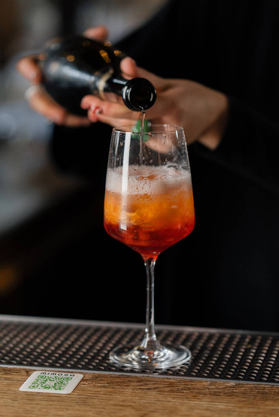 Gros plan - le processus de préparation d'un cocktail dans un restaurant en utilisant shaker - Photo, image