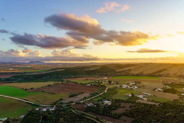 Luftaufnahme der Felder Andalusiens bei Sonnenuntergang über der Landschaft, Cadiz - Foto, Bild