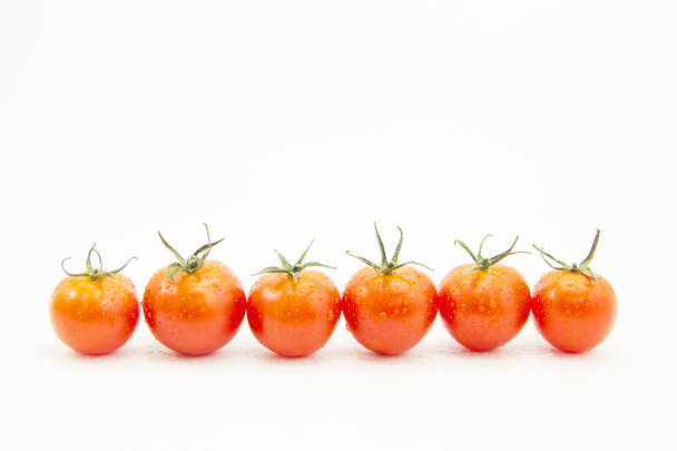 Fresh drops tomatoes in straight line - Φωτογραφία, εικόνα