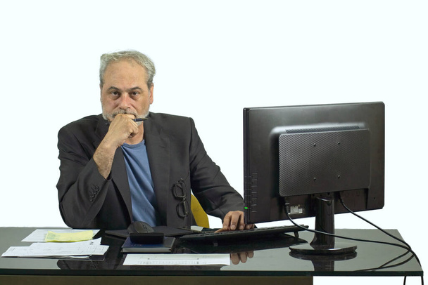 бізнесмен, що працює з комп'ютером на столі на білому тлі
 - Фото, зображення