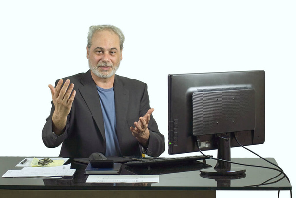 Geschäftsmann arbeitet mit einem Computer auf einem Desktop auf weißem Hintergrund - Foto, Bild