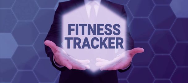 Teksti kuvateksti esittää Fitness Tracker, Käsitteellinen valokuva valvontalaite, joka tallentaa kaikki terveyteen liittyvät toimet - Valokuva, kuva