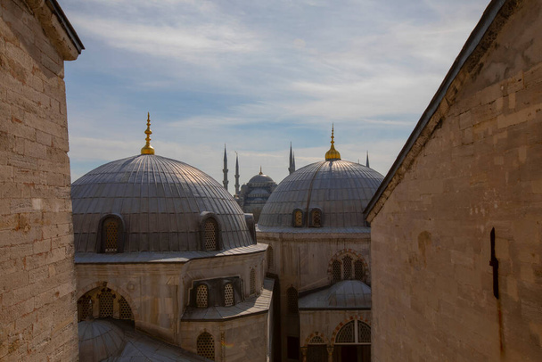  古代バシリカ・ハギア・ソフィアの内部です。約500年間、イスタンブールの主要モスクであるアーヤ・ソフィアは他の多くのオスマン帝国のモスクのモデルとなった。 - 写真・画像