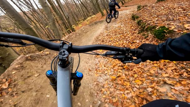 Enduro-Radtour auf den Waldwegen in der Herbstsaison - Foto, Bild