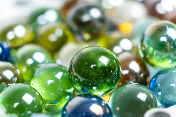 Un montón de perlas de vidrio verde, bolas de primer plano.. - Foto, imagen