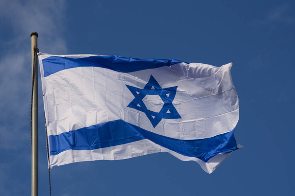 Banderas de Israel en el viento. Hermoso cielo azul. Estrella de David, bandera azul y blanca del Estado de Israel - Foto, Imagen
