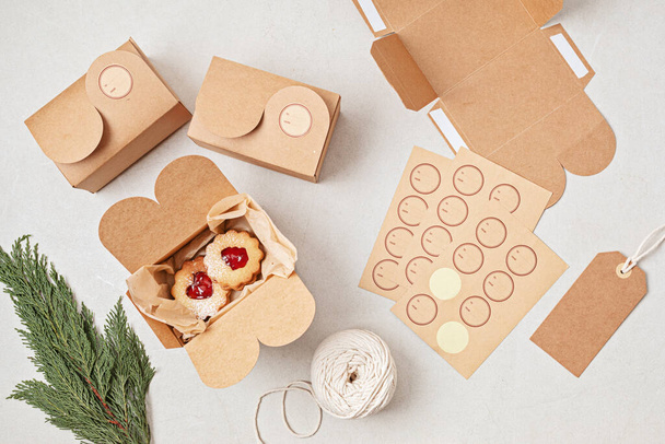Tradiční linzerské nebo sendvičové sušenky plněné malinovou marmeládou zabalené v dárkových krabicích. Vánoční ručně vyráběné dárkové balíčky, malý obchod, domácí pečení nápad - Fotografie, Obrázek