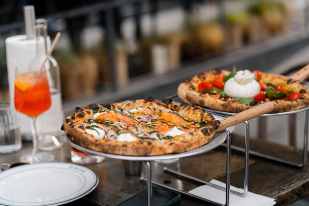 Terasz - finom pizza hallal és margarita pizzával az utcán, étkezés egy étteremben az utcán - Fotó, kép