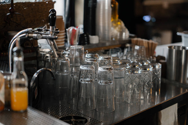 Primo piano - un fagiolo per cocktail o vino sul bancone del bar è pieno di ghiaccio - Foto, immagini