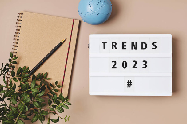 Valolaatikko tekstin trendejä 2023. Suosittuja suuntauksia ja suuntauksia uuden vuoden idea - Valokuva, kuva