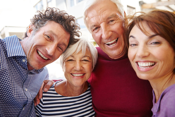 Vivre, aimer, rire. Portrait d'un couple de personnes âgées debout dehors avec leurs enfants - Photo, image