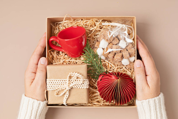 Вишукана різдвяна коробка для догляду за чашкою кави, подарунком та різдвяним орнаментом. Корпоративний або особистий подарунок для любителів кулінарії, їжі та гурманів
. - Фото, зображення