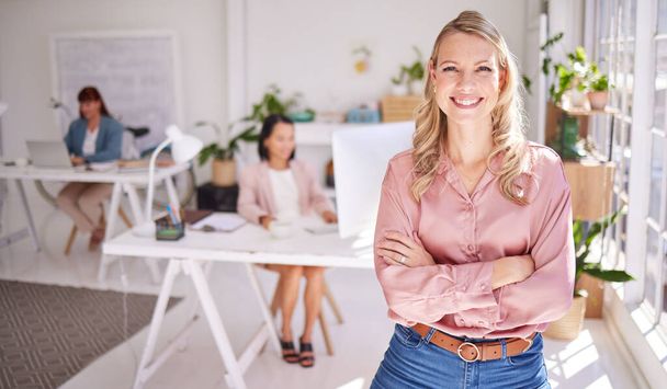 Üzletasszony, portré és karok keresztbe mosollyal az irodában. Vision, vezetés és siker gondolkodásmód magabiztos női menedzser, vezérigazgató vagy vállalati vezető elégedett célok, célok vagy karrier növekedés. - Fotó, kép