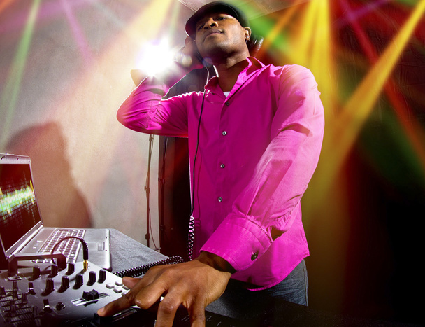 Cool DJ afroamericano di sesso maschile che suona musica a una festa
 - Foto, immagini