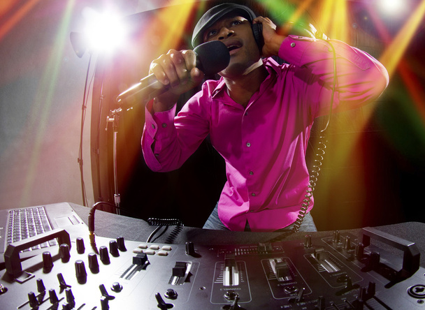 Cool afroamericano macho DJ tocando música en una fiesta
 - Foto, imagen