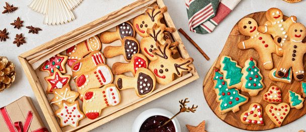 Tradicionais Natal preparação de biscoitos caseiros. Celebração de férias de inverno. Biscoitos de Natal com cobertura para presentes diy - Foto, Imagem